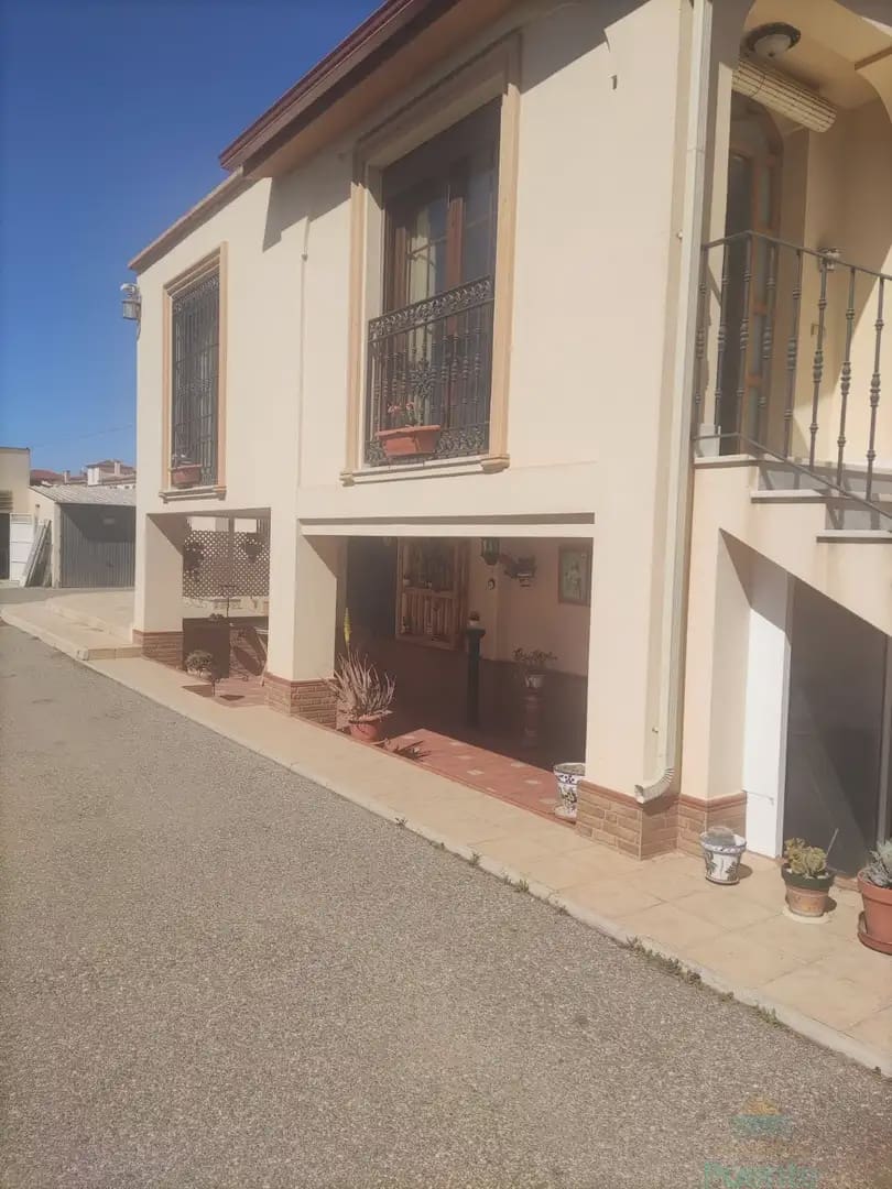 6 bedroom Villa for sale in La Hoya with garage - € 370,000 (Ref: 10045561)