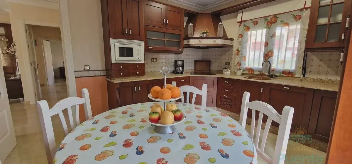 6 bedroom Villa for sale in La Hoya with garage - € 370,000 (Ref: 10045561)