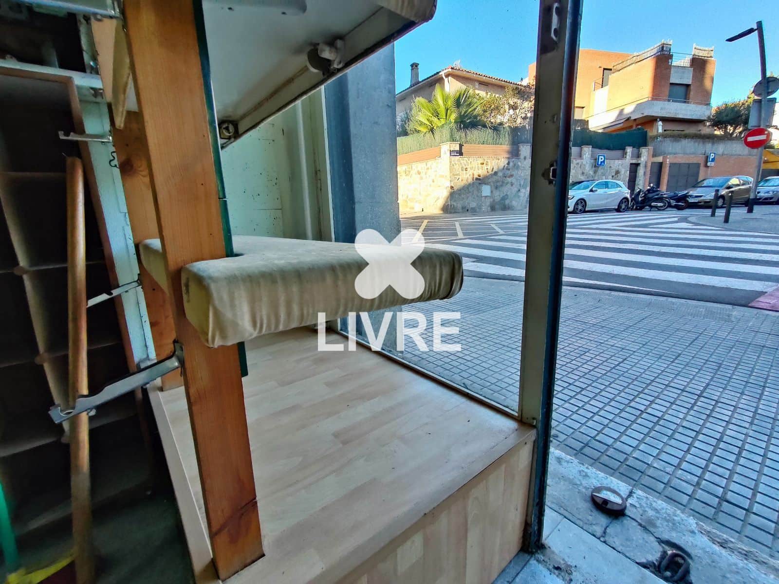 Commercial for sale in Esplugues de Llobregat - € 75,000 (Ref: 10042188)