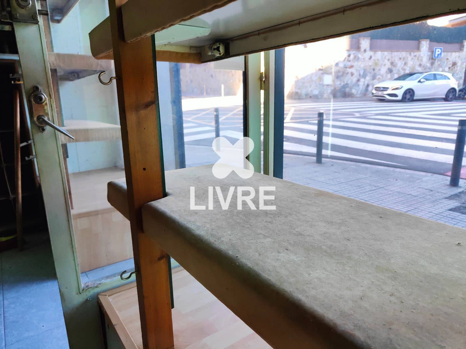 Commercial for sale in Esplugues de Llobregat - € 75,000 (Ref: 10042188)