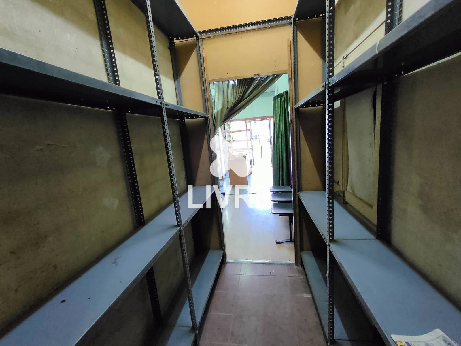 Commercial for sale in Esplugues de Llobregat - € 75,000 (Ref: 10042188)