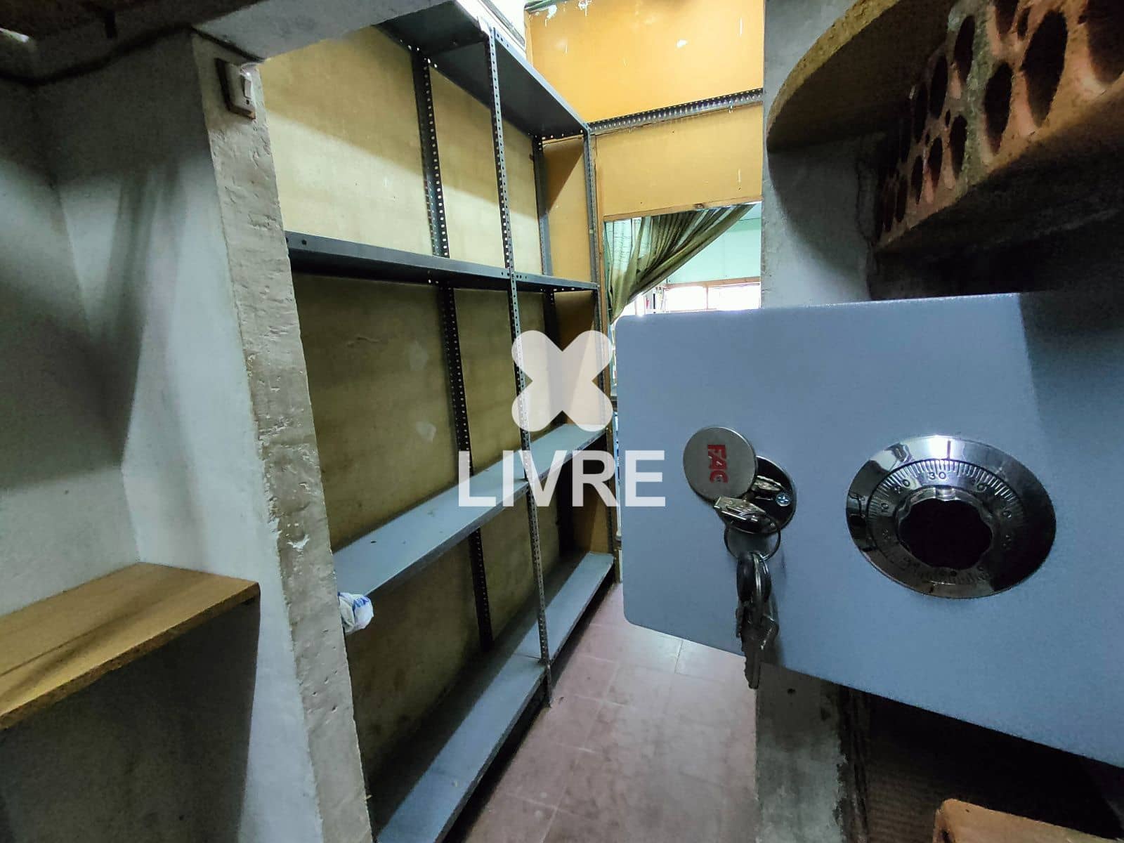 Commercial for sale in Esplugues de Llobregat - € 75,000 (Ref: 10042188)