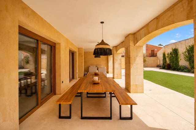 5 bedroom Townhouse for sale in Villalobos with garage - € 600,000 (Ref: 10112098)