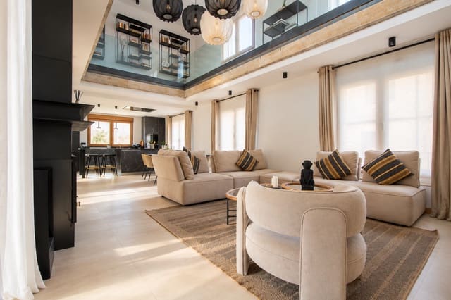 5 bedroom Townhouse for sale in Villalobos with garage - € 600,000 (Ref: 10112098)