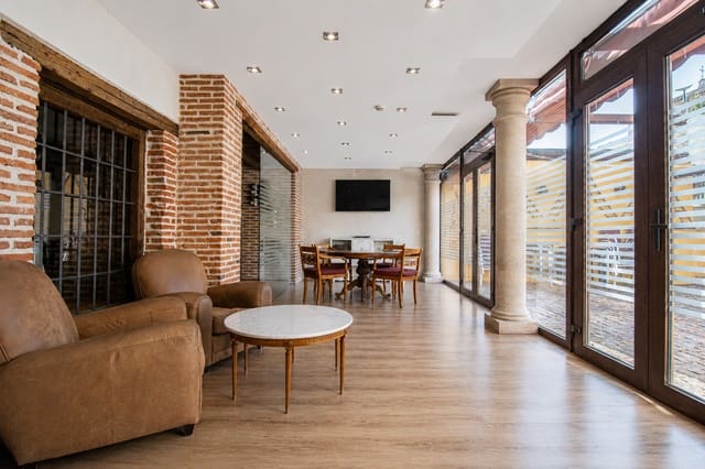 Villa/Maison à vendre à Velayos avec piscine garage - 900 000 € (Ref: 10112101)
