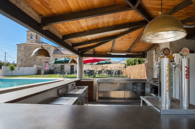 Villa/Maison à vendre à Velayos avec piscine garage - 900 000 € (Ref: 10112101)