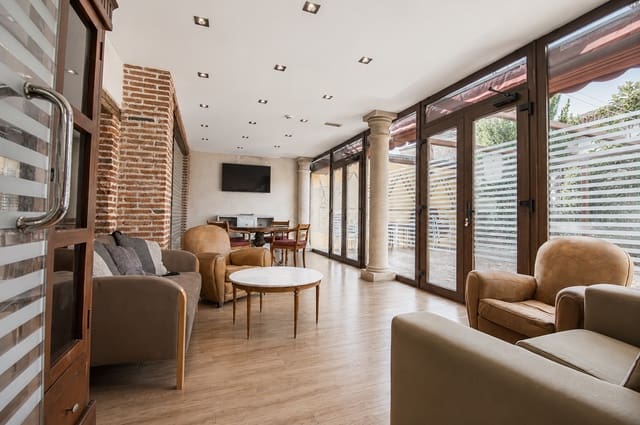Villa/Maison à vendre à Velayos avec piscine garage - 900 000 € (Ref: 10112101)