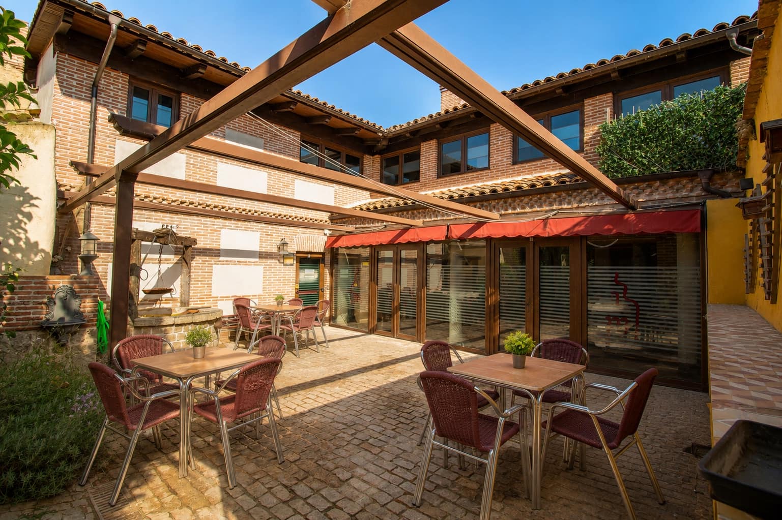Villa/Maison à vendre à Velayos avec piscine garage - 900 000 € (Ref: 10112101)