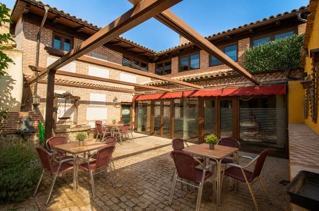 Villa/Maison à vendre à Velayos avec piscine garage - 900 000 € (Ref: 10112101)