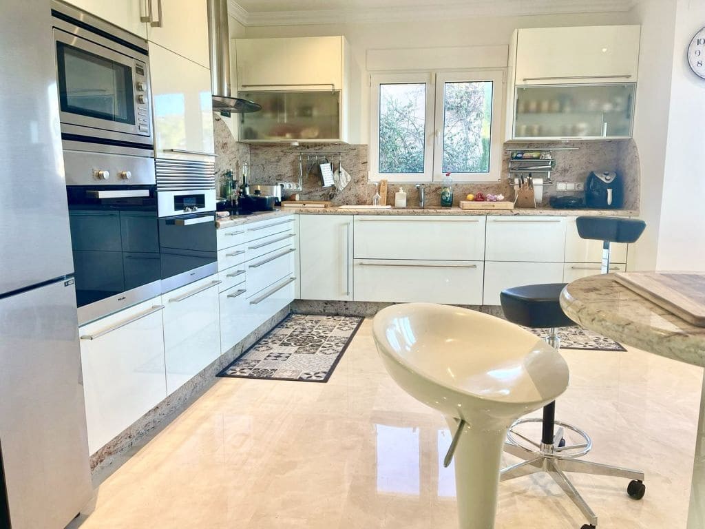 5 bedroom Villa for sale in Denia with pool garage - € 1,175,000 (Ref: 10048148)