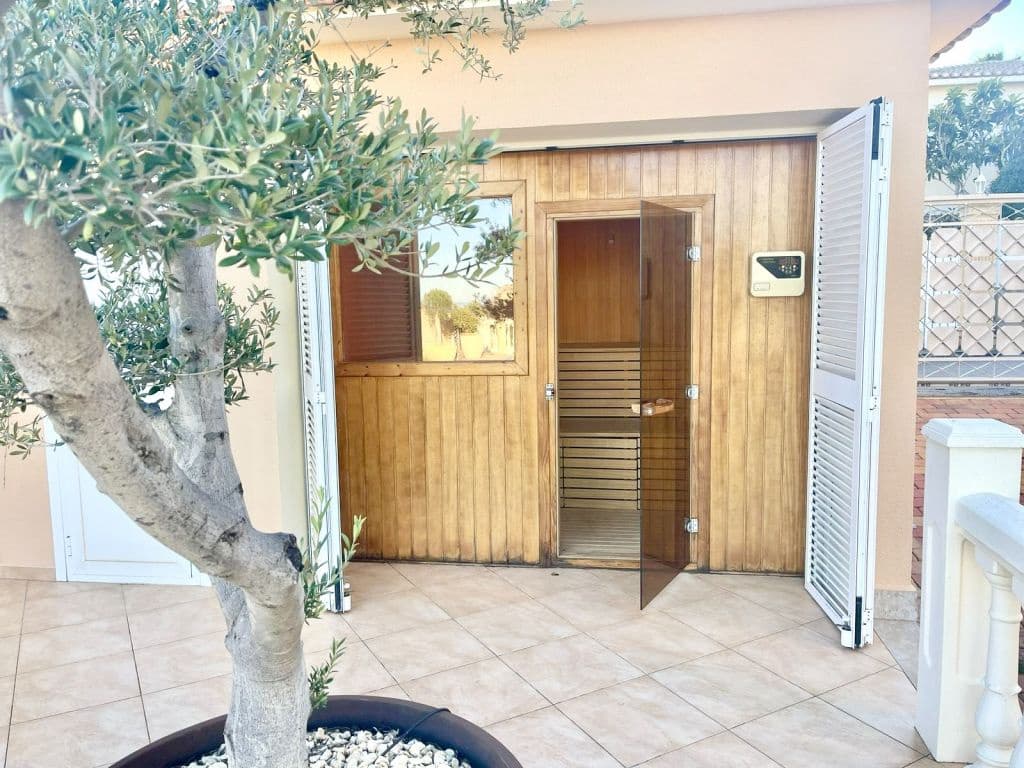 5 bedroom Villa for sale in Denia with pool garage - € 1,175,000 (Ref: 10048148)