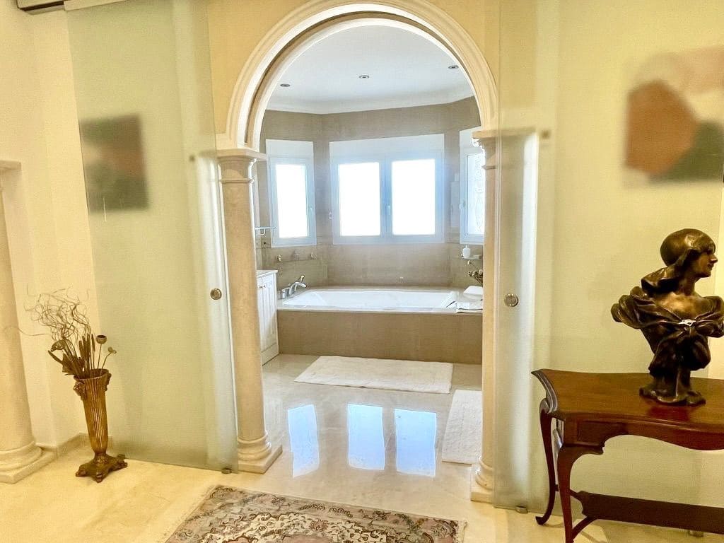 5 bedroom Villa for sale in Denia with pool garage - € 1,175,000 (Ref: 10048148)
