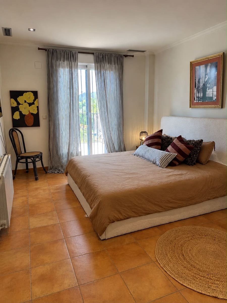 4 bedroom Semi-detached Villa for sale in Monforte del Cid with pool garage - € 550,000 (Ref: 10094063)
