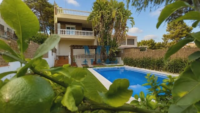 Chalet de 5 habitaciones en Cubelles en venta con piscina garaje - 465.000 € (Ref: 10081526)