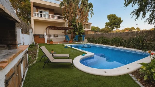 Chalet de 5 habitaciones en Cubelles en venta con piscina garaje - 465.000 € (Ref: 10081526)
