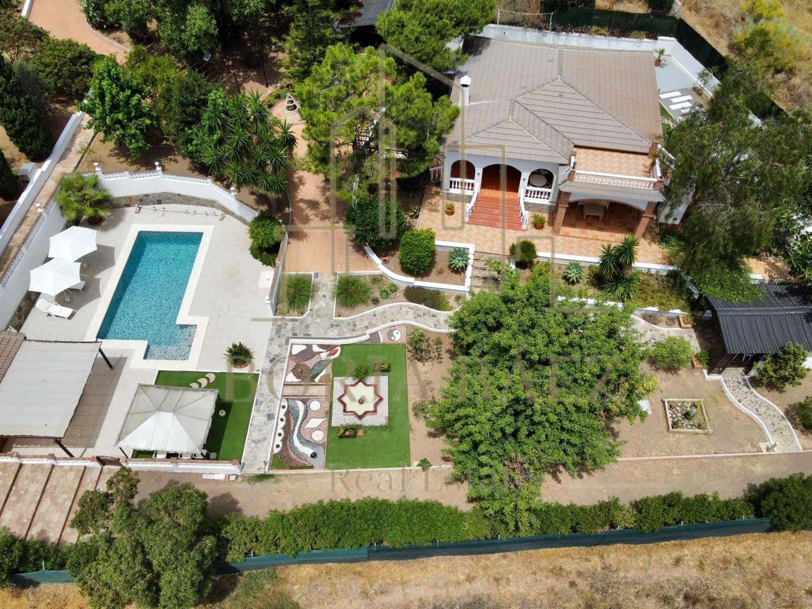 Chalet de 3 habitaciones en Benajarafe en venta - 740.000 € (Ref: 10076736)