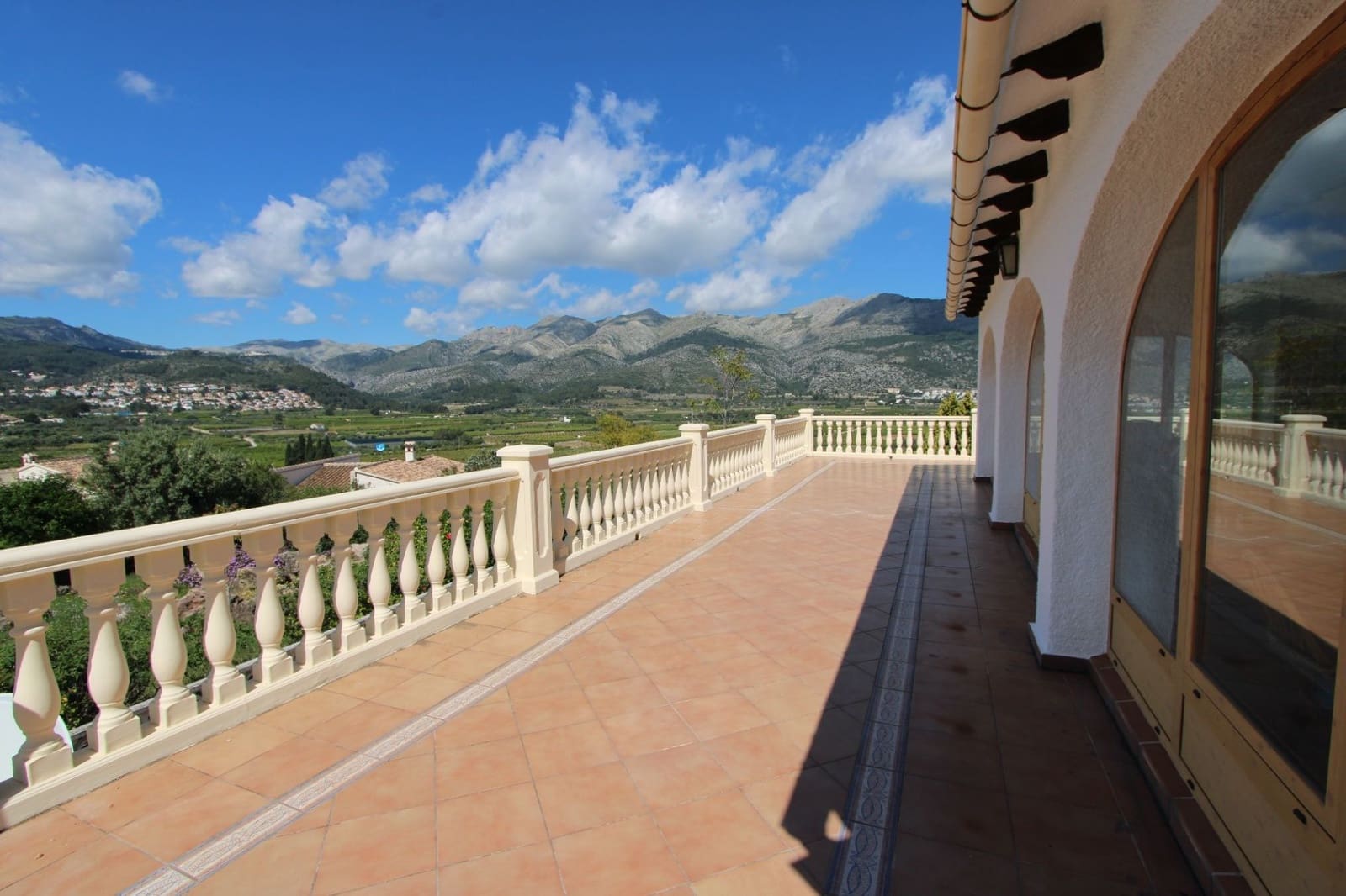 6 soveværelse Villa til salg i Orba med swimmingpool garage - € 690.000 (Ref: 10067008)