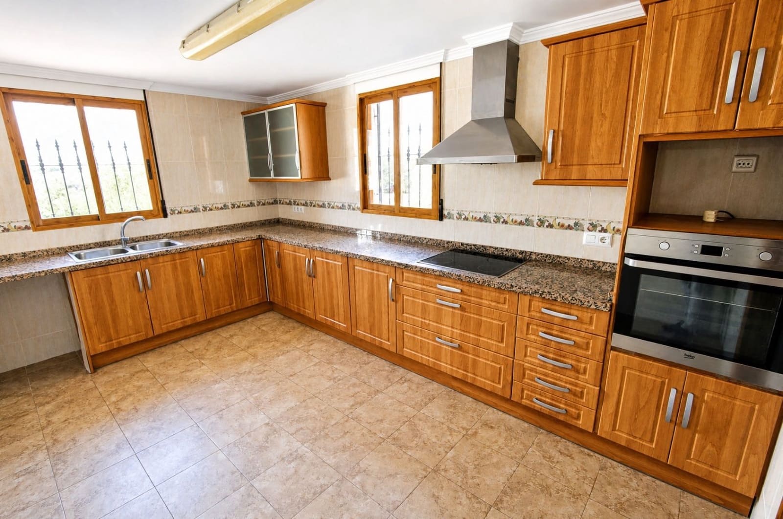 6 soveværelse Villa til salg i Orba med swimmingpool garage - € 690.000 (Ref: 10067008)