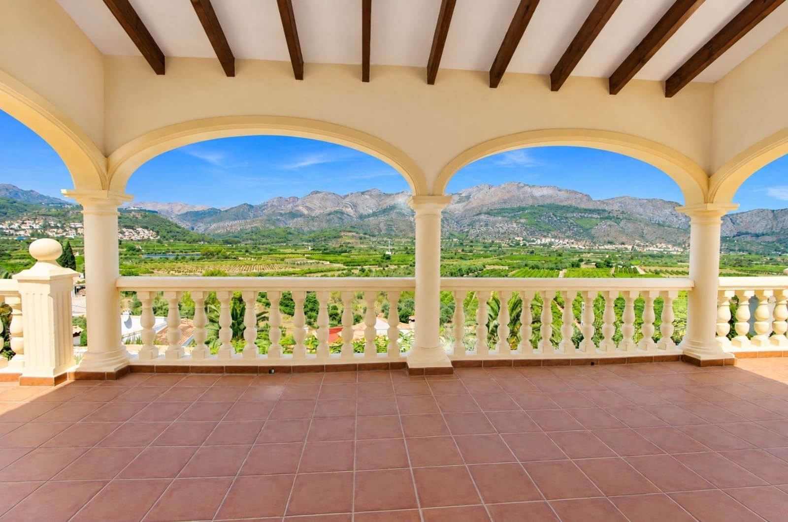 5 bedroom Villa for sale in Orba with pool garage - € 645,000 (Ref: 10067036)