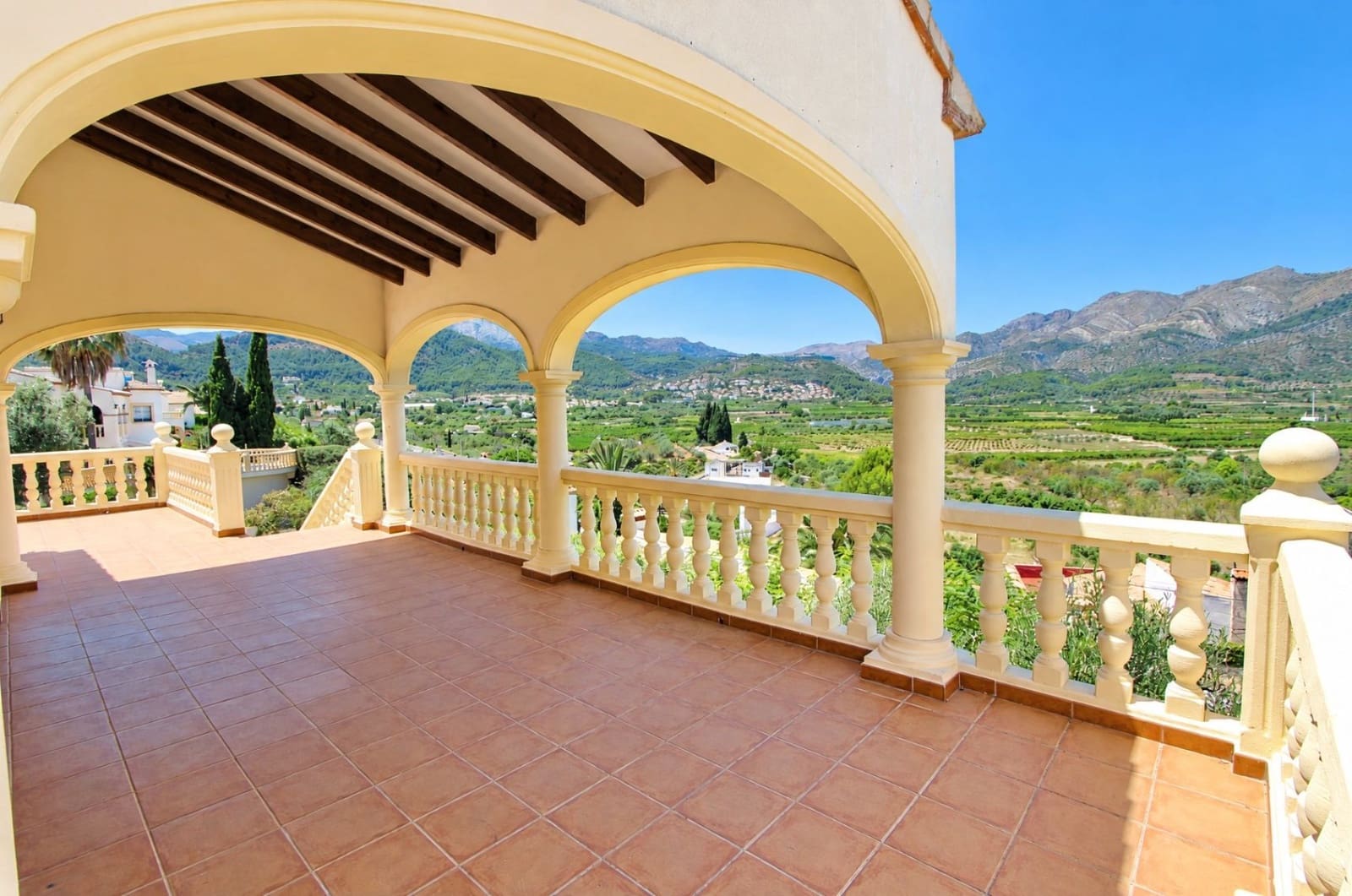 5 bedroom Villa for sale in Orba with pool garage - € 645,000 (Ref: 10067036)