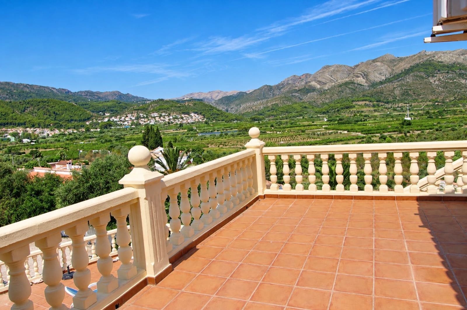 5 bedroom Villa for sale in Orba with pool garage - € 645,000 (Ref: 10067036)