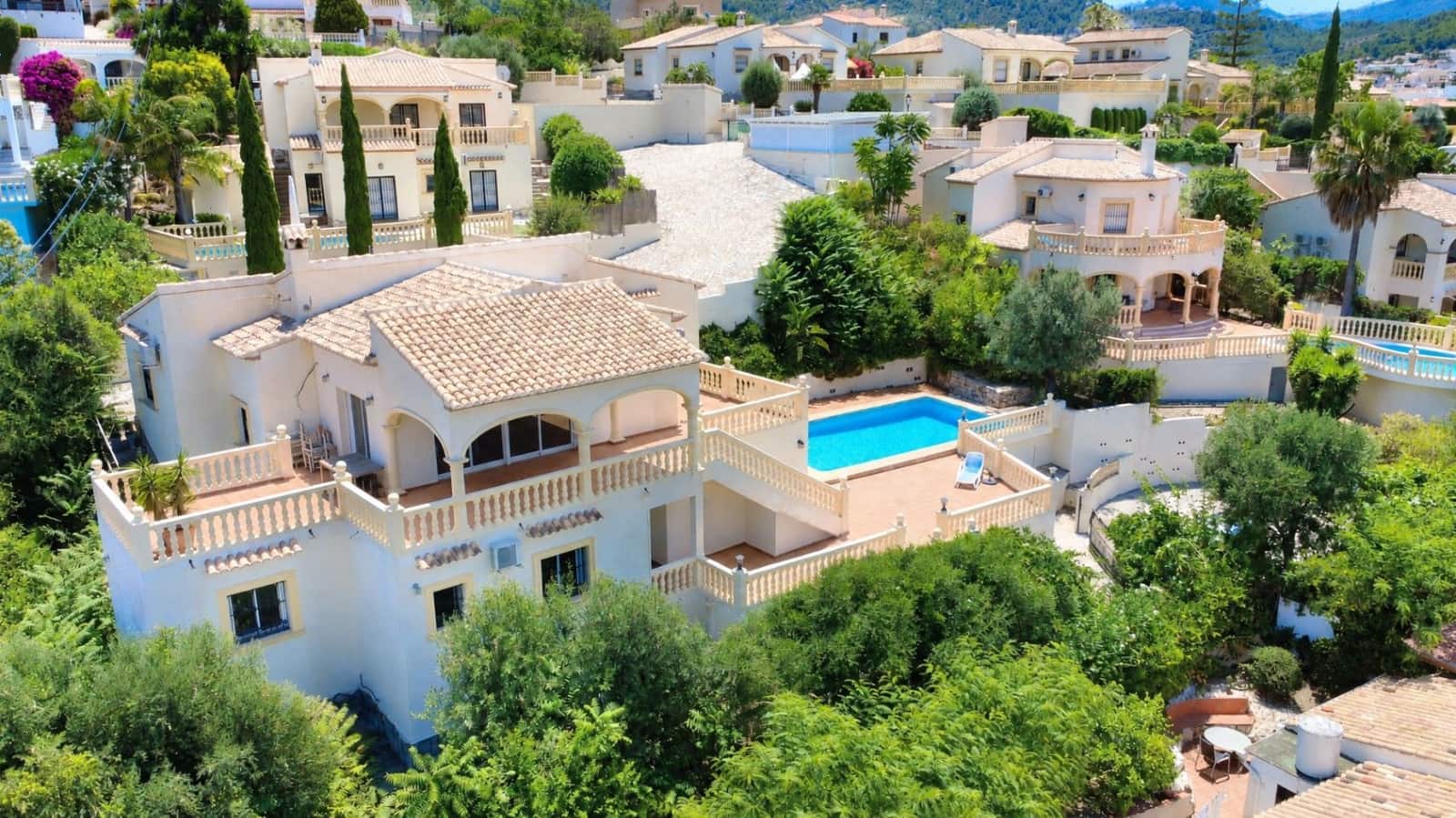 5 bedroom Villa for sale in Orba with pool garage - € 645,000 (Ref: 10067036)