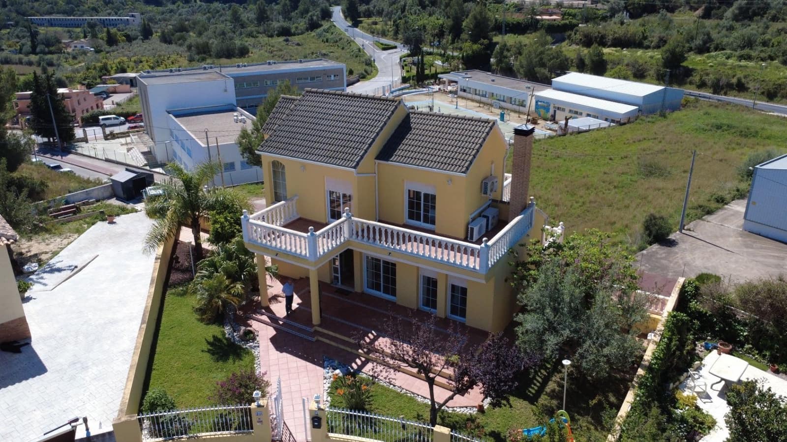 5 soveværelse Villa til salg i Orba med swimmingpool garage - € 450.000 (Ref: 10067041)