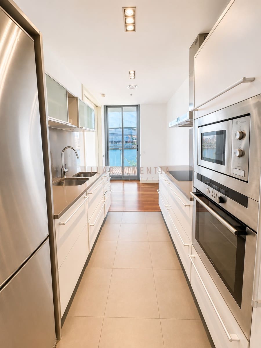 3 soverom Leilighet til leie i Barcelona by med svømmebasseng garasje - € 5 000 (Ref: 10078976)