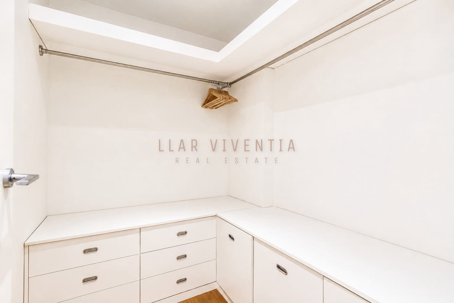 2 slaapkamer Appartement te huur in Barcelona stad met zwembad - € 4.000 (Ref: 10078979)