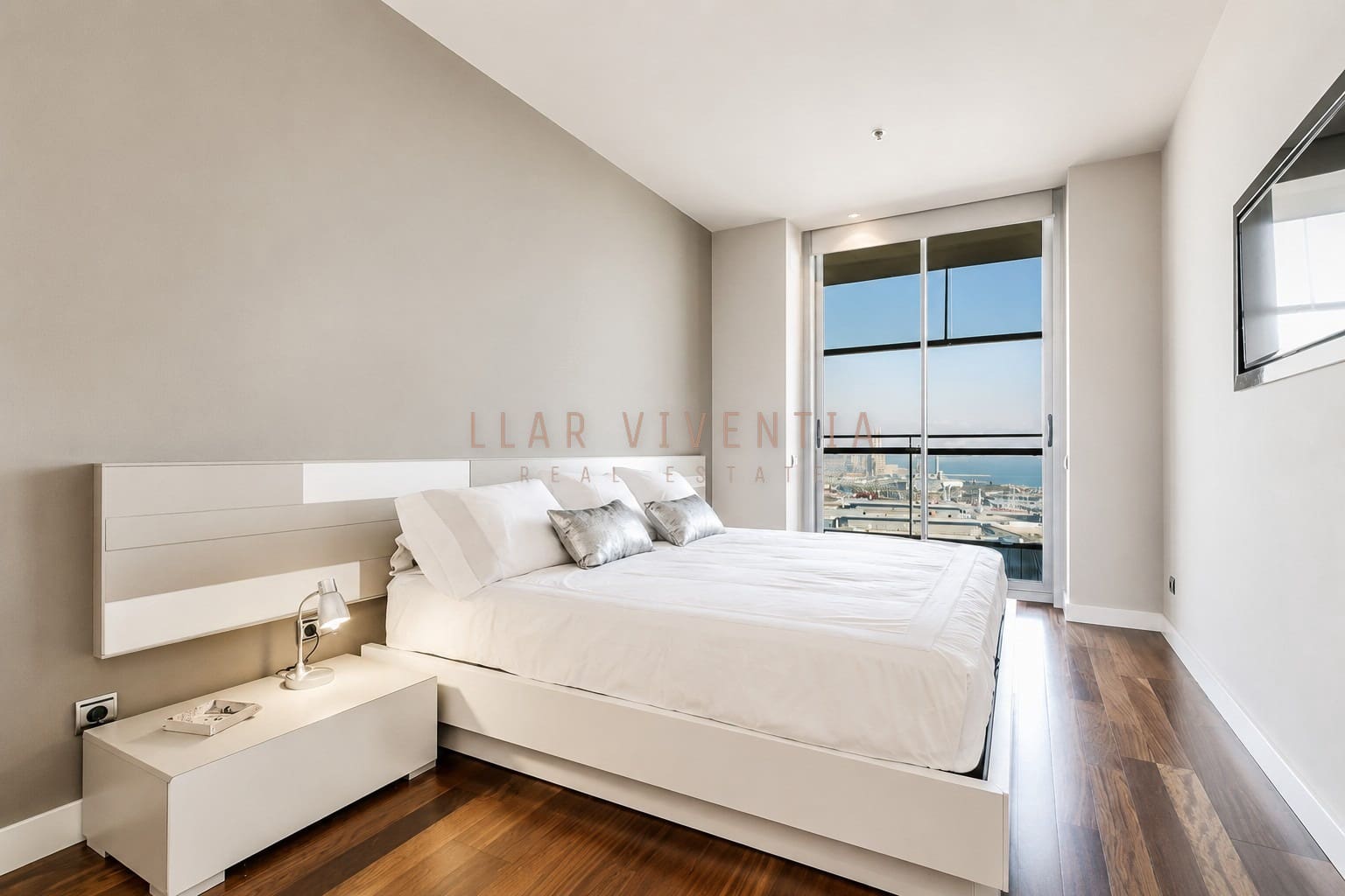 2 slaapkamer Appartement te huur in Barcelona stad met zwembad - € 4.000 (Ref: 10078979)