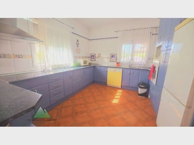 Chalet de 3 habitaciones en Alcaucín en venta con garaje - 289.900 € (Ref: 10078831)