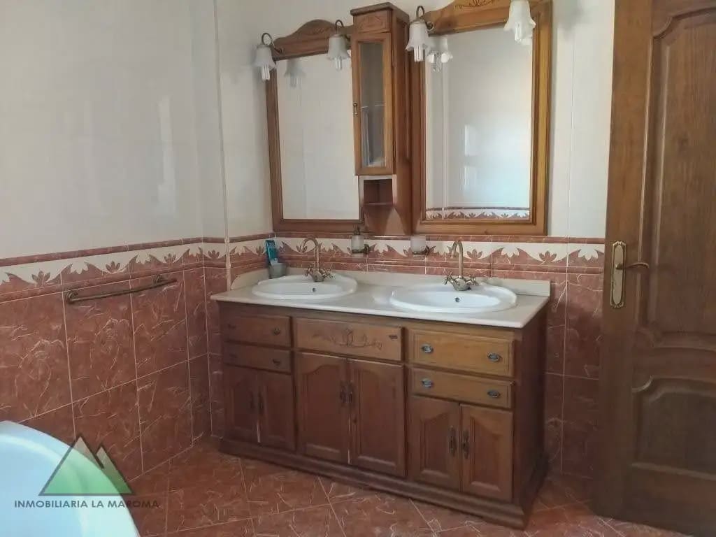 Chalet de 4 habitaciones en Sedella en venta con piscina - 400.000 € (Ref: 10078841)