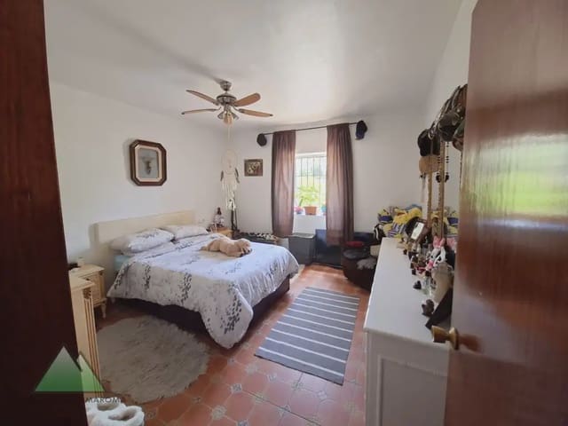 Chalet de 3 habitaciones en Alcaucín en venta con garaje - 299.000 € (Ref: 10078842)