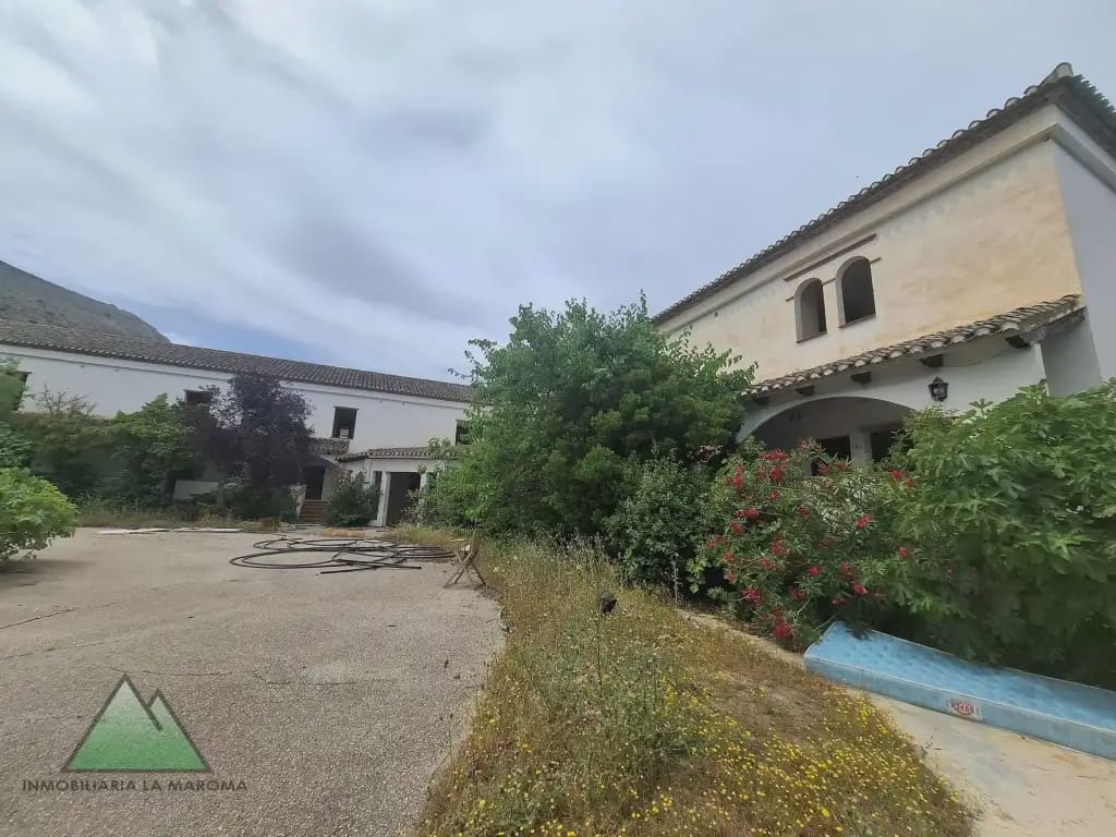 Erhverv til salg i Loja med swimmingpool garage - € 477.750 (Ref: 10078843)