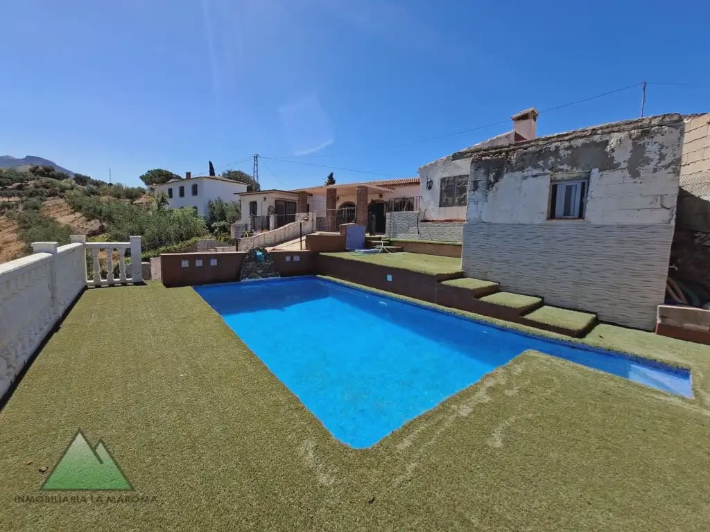 Chalet de 3 habitaciones en Alcaucín en venta con piscina garaje - 250.000 € (Ref: 10078847)