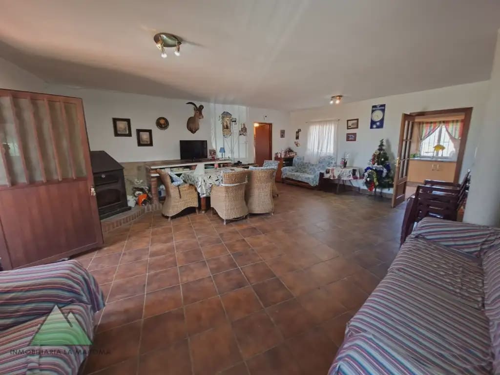 Chalet de 3 habitaciones en Alcaucín en venta con piscina garaje - 250.000 € (Ref: 10078847)