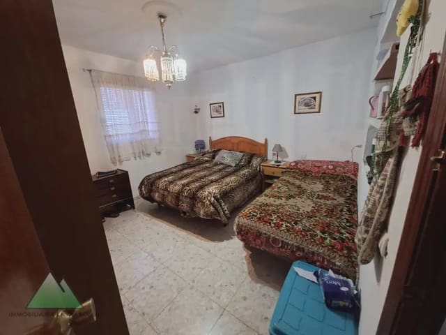 Chalet de 3 habitaciones en Alcaucín en venta con piscina garaje - 250.000 € (Ref: 10078847)