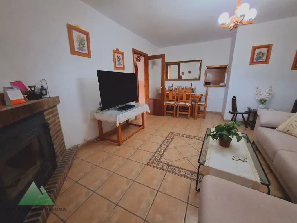 Chalet de 4 habitaciones en Alcaucín en venta con piscina garaje - 375.000 € (Ref: 10078848)