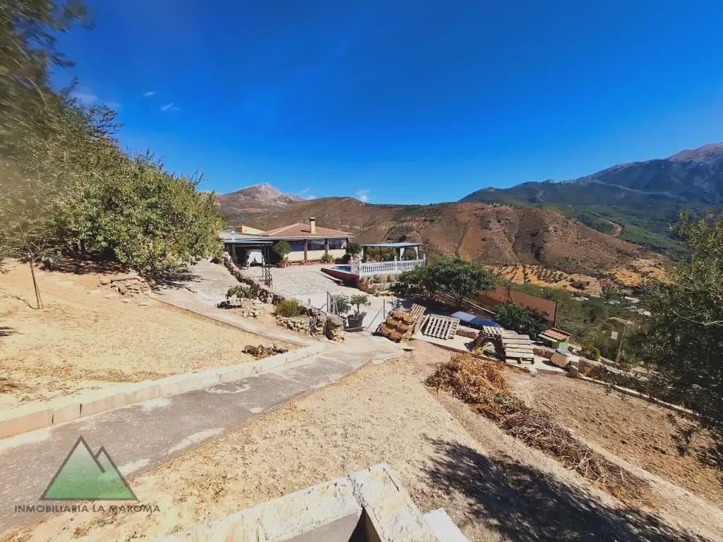Chalet de 4 habitaciones en Alcaucín en venta con piscina garaje - 375.000 € (Ref: 10078848)