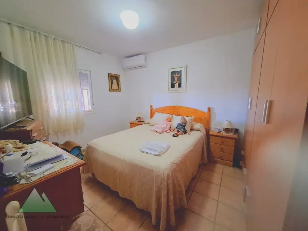 Chalet de 4 habitaciones en Alcaucín en venta con piscina garaje - 375.000 € (Ref: 10078848)