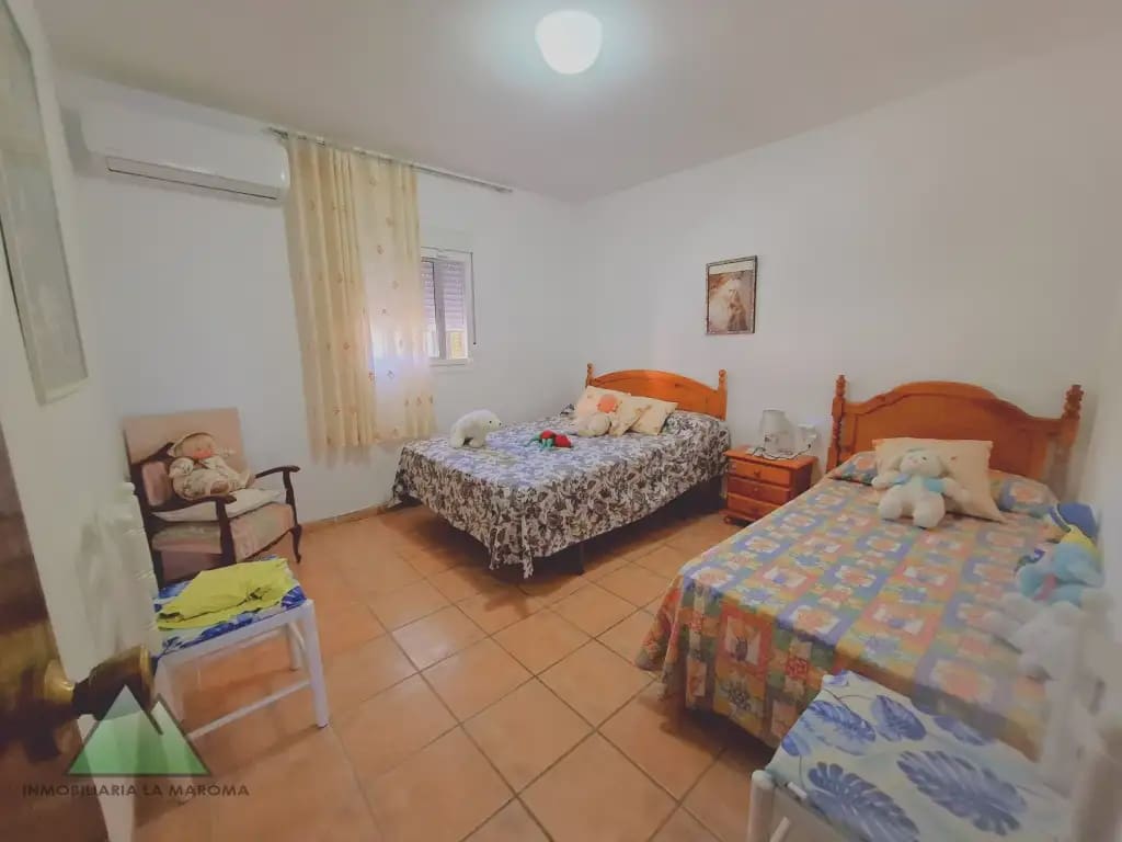 Chalet de 4 habitaciones en Alcaucín en venta con piscina garaje - 375.000 € (Ref: 10078848)