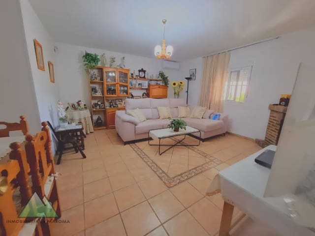Chalet de 4 habitaciones en Alcaucín en venta con piscina garaje - 375.000 € (Ref: 10078848)