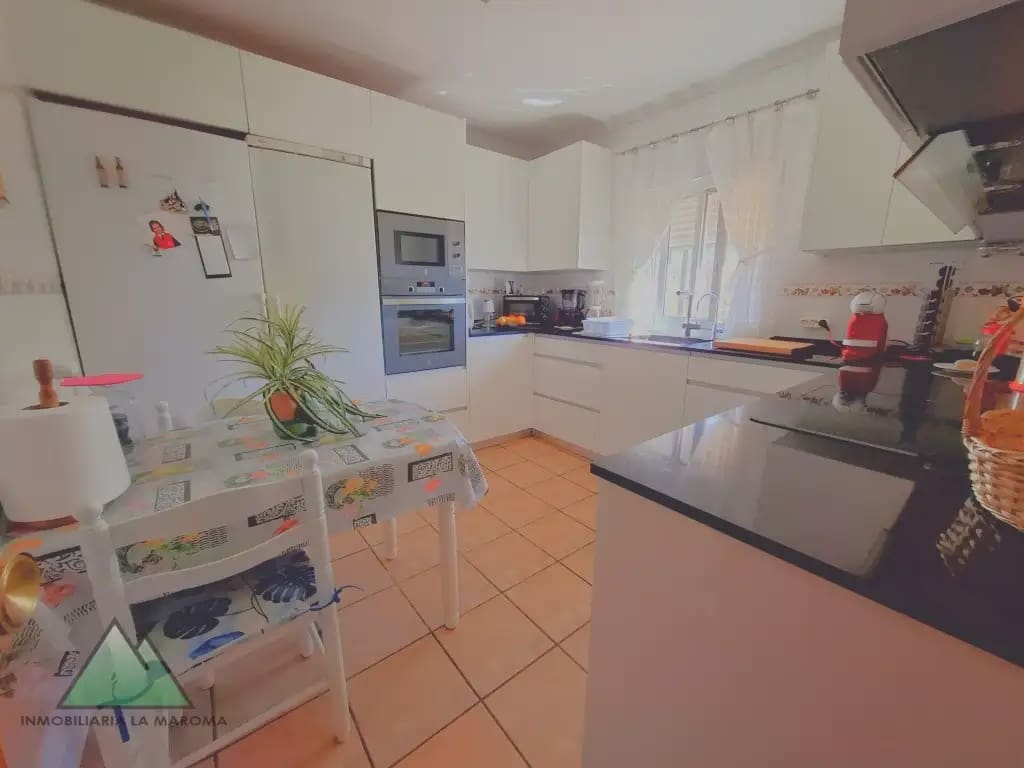 Chalet de 4 habitaciones en Alcaucín en venta con piscina garaje - 375.000 € (Ref: 10078848)