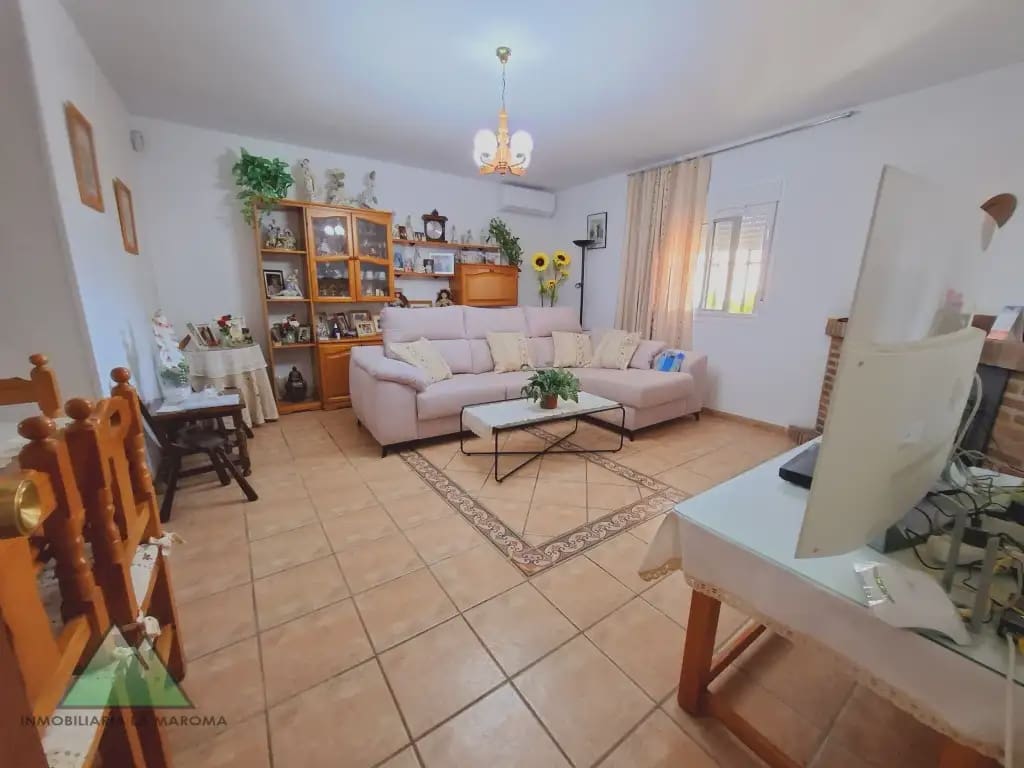 Chalet de 4 habitaciones en Alcaucín en venta con piscina garaje - 375.000 € (Ref: 10078848)