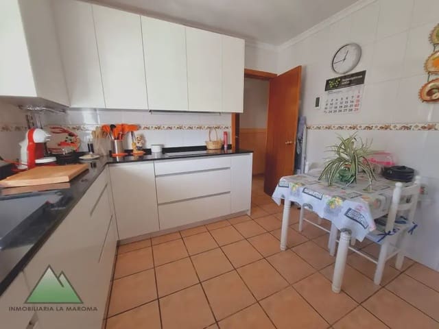 Chalet de 4 habitaciones en Alcaucín en venta con piscina garaje - 375.000 € (Ref: 10078848)