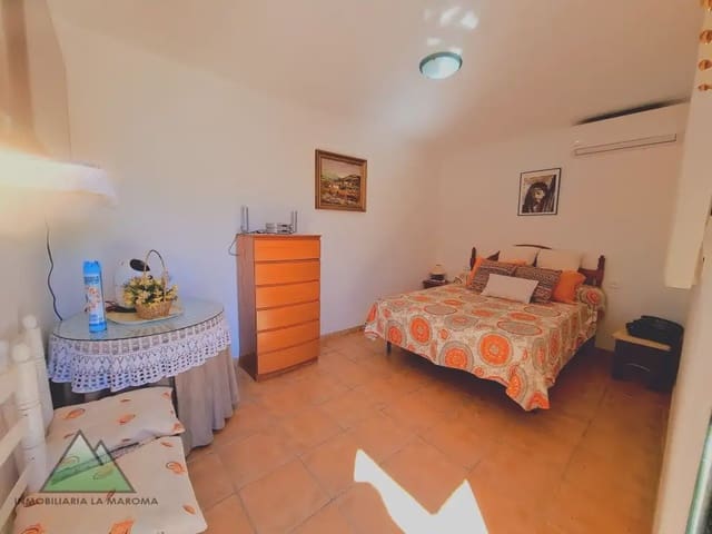 Chalet de 4 habitaciones en Alcaucín en venta con piscina garaje - 375.000 € (Ref: 10078848)