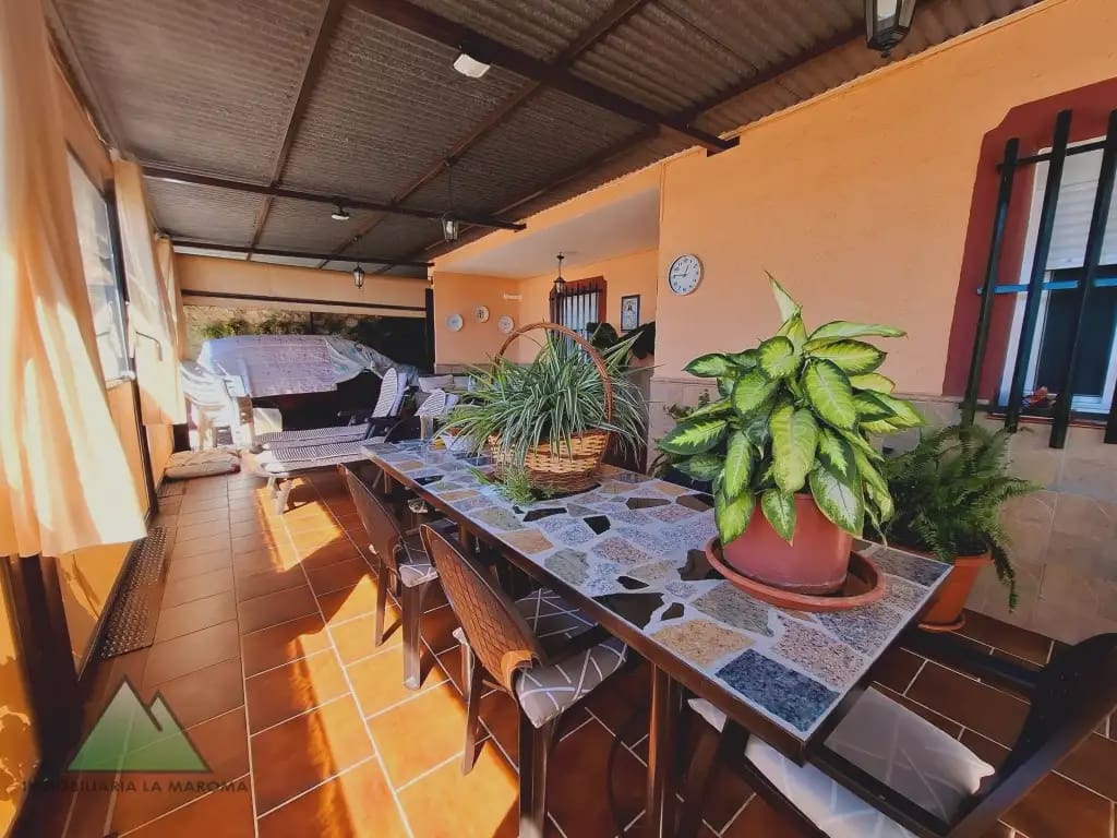 Chalet de 4 habitaciones en Alcaucín en venta con piscina garaje - 375.000 € (Ref: 10078848)