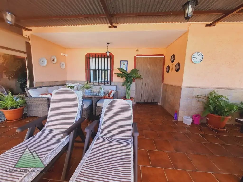 Chalet de 4 habitaciones en Alcaucín en venta con piscina garaje - 375.000 € (Ref: 10078848)