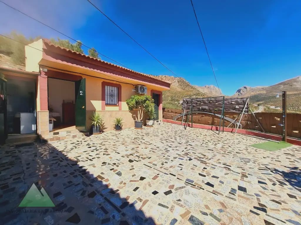 Chalet de 4 habitaciones en Alcaucín en venta con piscina garaje - 375.000 € (Ref: 10078848)