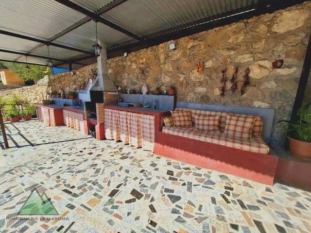 Chalet de 4 habitaciones en Alcaucín en venta con piscina garaje - 375.000 € (Ref: 10078848)